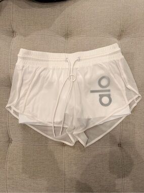❤️ ALO Yoga Ambience Women's White Mesh overlay shorts